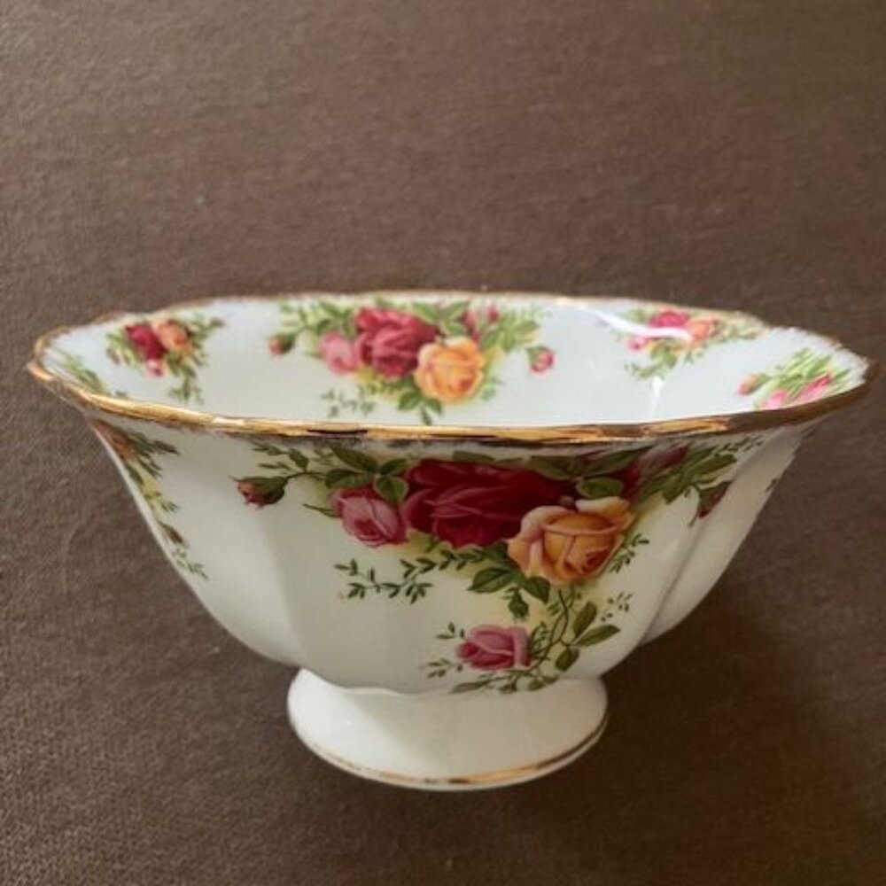 Royal Albert Old Country Roses Bone China 1962 Fluted bowl